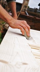 Руки мужчины, работы по дереву © svetlarud