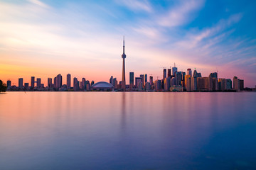 De skyline van het centrum van Toronto met zonsondergang