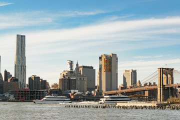 Fototapeta premium Wolkenkratzer und die Brooklyn Bridge