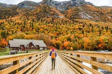 Herfst natuur wandelaar meisje wandelen in nationaal park in Quebec met rugzak. Vrouw toerist gaat kamperen in het bos. Canada reizen wandeltoerisme in Hautes-Gorges-de-la-Rivière-Malbaie National Park.