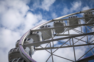 колесо обозрения в парке аттракционов 