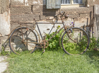Fototapeta na wymiar rundown bicycle
