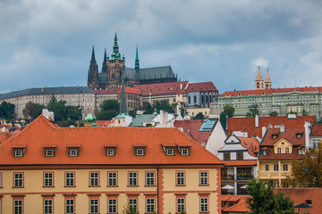 Obraz premium Veduta del castello di Praga prima del temporale