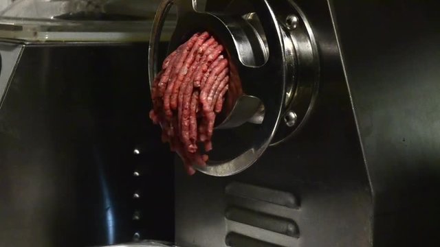 Moliendo la carne con una maquina industrial.Trituradora de carne.