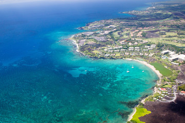 Luftaufnahme des Luxushotels Waikoloa Beach Marriott Resort an der Westküste von Big Island, Hawaii, USA.