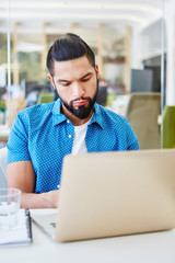 IT Programmierer arbeitet am Computer