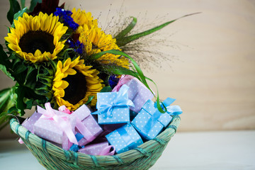 Sonnenblumen mit Geschenken