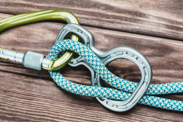 Mountaineering belay device with rope.