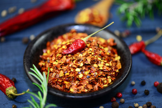 Scharfes Chili Gew&uuml;rz in Sch&uuml;ssel und Chilischote