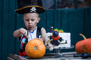 Fototapeta premium Pirate with a pumpkin and cake