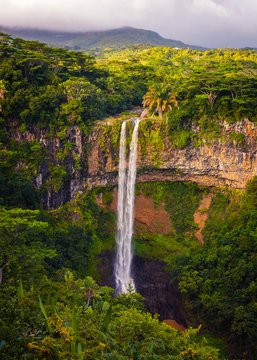 Fototapeta Niesamowity krajobraz wodospadu Chamarel