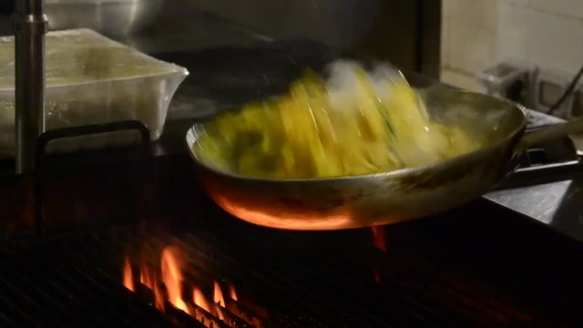 Preparando la pasta en el sarten, olla.