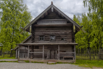 Fototapeta na wymiar Velikiy Novgorod, Russia Typical farmhouse in northern Russia. Open air Museum of Wooden Architecture of the 16th-19th centuries Vitoslavlitsy in Novgorod in Russia.