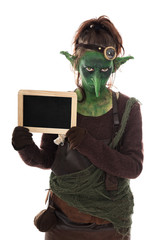 wütender grüner Goblin hält Tafel mit Textfreiraum
