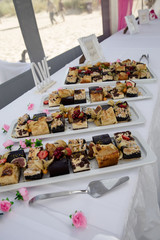 Kuchenbuffet mit Blechkuchen auf Hochzeit