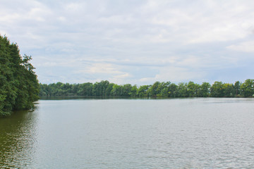 Obraz premium Pond with trees and blue sky, Czech landscape