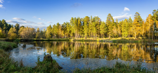панорама осеннего пейзажа с озером и лесом на берегу,...