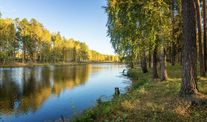 панорама осеннего пейзажа с озером и лесом на берегу, Россия, Урал  © 7ynp100