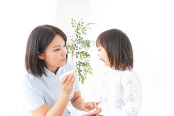 歯科治療を受ける子供