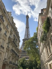 Tour Eiffel vue depuis une rue de Paris