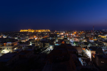 Fototapeta na wymiar Jaisalmer cityscape at dusk. The majestic fort dominating the city. Scenic travel destination and famous tourist attraction in the Thar desert, Rajasthan, India.