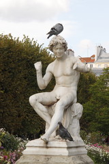 Statue du jardin du Palais Royale à Paris	