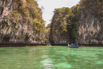 Fototapeta na wymiar Boat cruising the beauty of nature at hong islang Krabi Thailand