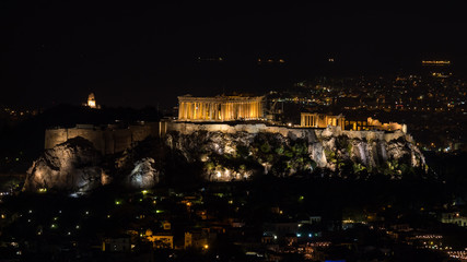 Fototapeta na wymiar View of the acropolis from above at night