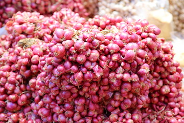 Fresh red onions on market stand.