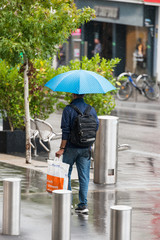 mann mit Plastiktüte Regenschirm