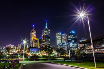 A view across the Yarra river atthe landmark of Melbourne downtown during the city’s nightime..