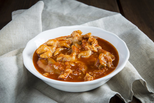 Manitas de cochinillo carne de cerdo en salsa de tomate y piment&oacute;n para un buen aperitivo