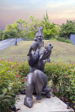 Сингапур. Скульптура "Пусть будет мир" ('Let there be Peace')
