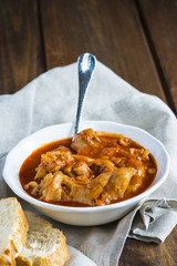 Manitas de cochinillo carne de cerdo en salsa de tomate y pimentón con pan para un buen aperitivo