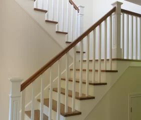 Store enrouleur occultant Escaliers escalier blanc intérieur escalier moderne en bois dur et style peint