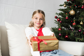 Obraz na płótnie Canvas kid holding christmas present
