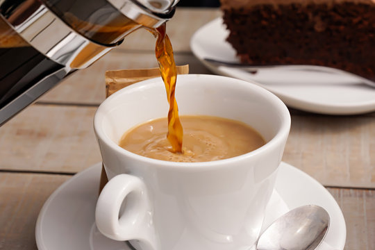 Kaffee und Kuchen, Kaffetasse und Schokoladenkuchen