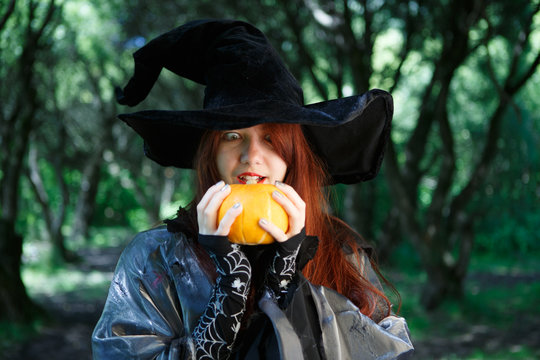Photo close-up of witch with pumpkin