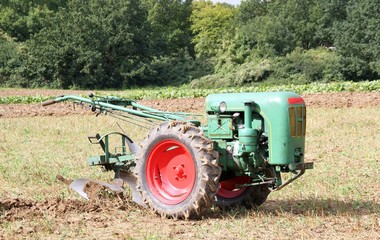 Alter Kleintraktor mit Pflug © andreasalexander