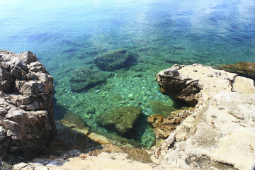 Fototapeta na wymiar Felsküsten und Buchten in Kroatien