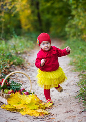little girl in the autumn park