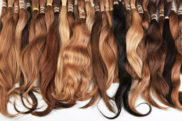 Équipement d& 39 extension de cheveux de cheveux naturels. échantillons de cheveux de différentes couleurs