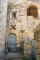 ruelle dans le village de Banne en Ardèche