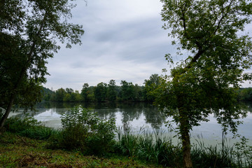 Осень в России - ивописный пейзаж на берегу реки