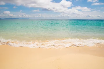 Tableaux ronds sur plexiglas Plage et mer Front view Emerald Sea waves and sand beach