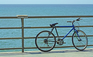 Fototapeta premium Bikcyle parked on a pier over the ocean