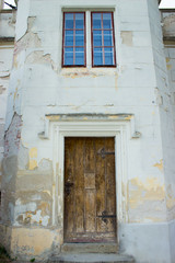 Fototapeta na wymiar The old dirty door and window