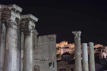 Vista notturna sull'Acropoli da Monastiraki, città di Atene GR