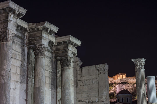 Vista notturna sull'Acropoli da Monastiraki, città di Atene GR