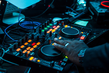 dj mezclando en mesa de mezclas discoteca
